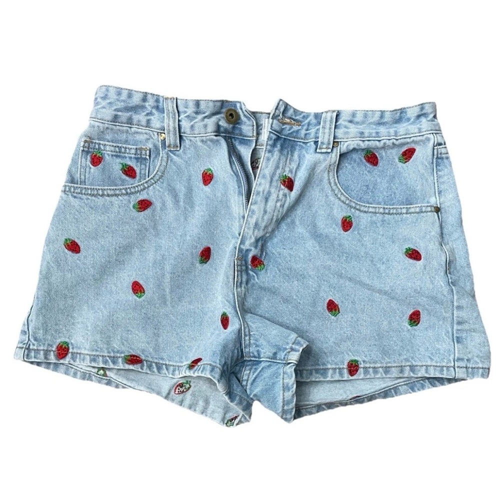 COTTON:ON 12 AU | 8 US | 40 EU
High Rise Mom Jean Shorts
Embroidered Strawberry